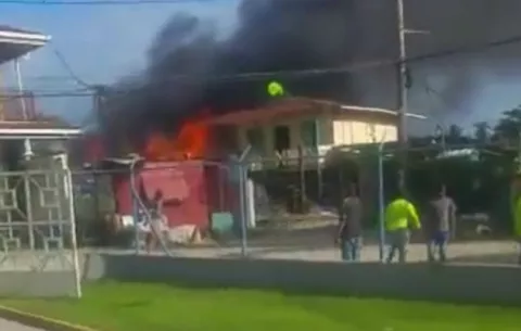 Voraz incendio consume vivienda en Isla Colón, Bocas del Toro