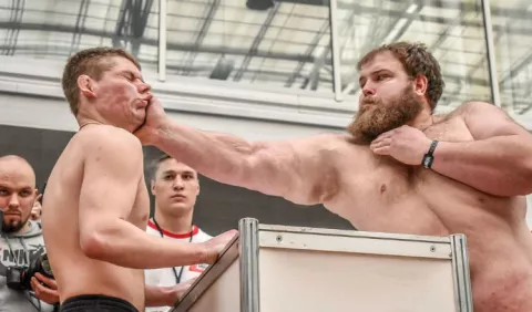 Granjero ruso gana competencia de bofetadas
