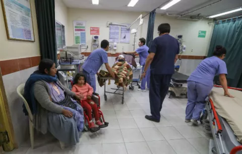 Sube a 25 el número de muertos al caer un autobús por un barranco en Bolivia