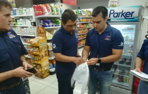 Acodeco realiza operativo a comercios tras la eliminación de las bolsas plásticas