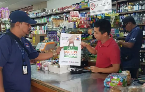 Comercios no pueden obligar a comprar bolsa reutilizables