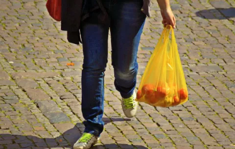 A las 12 medianoche los supermercados, farmacias y minoristas dejarán de distribuir bolsas plásticas 