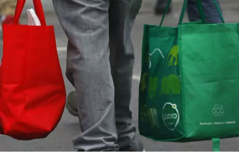 ¿Sabes cuánto te cuesta una bolsa reutilizable si no la llevas al comercio?