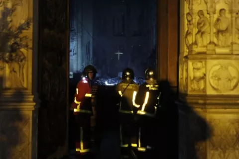Notre Dame de París, ha inspirado a literatos, artistas y guarda reliquias de Cristo