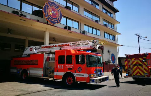 Mujer con aparentes problemas mentales cayó desde edificio en Parque Lefevre