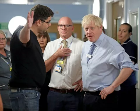 El padre de una niña enferma encara al prime ministro Boris Johnson por el estado de la sanidad