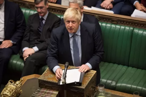 Primer ministro británico recibe dos derrotas, se queda sin  "brexit" duro y las elecciones adelantadas
