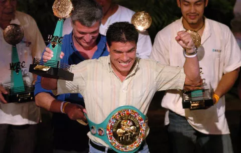 Piden 20 años de cárcel para un excampeón mundial boxeo por abuso sexual de su hija