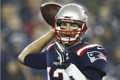 Tom Brady consigue marca y Patriots mantiene  invicto 