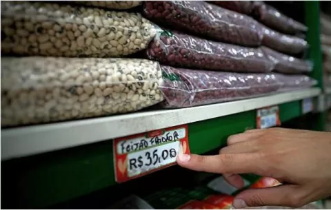 Sube de precio el frijol, comida favorita en Brasil