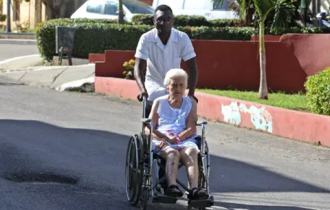 Brasil aún busca sustituir 106 de 8.332 médicos cubanos que salieron del país