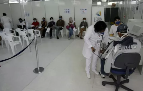 El presidente cubano recibe a un grupo de más de 200 médicos retirados de Brasil