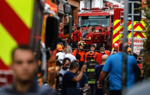 Al menos dos muertos y 12 heridos al caer un pequeño avión en una calle de Sao Paulo