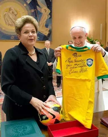 El papa aceptó grabar mensaje contra racismo para el Mundial, según Rousseff