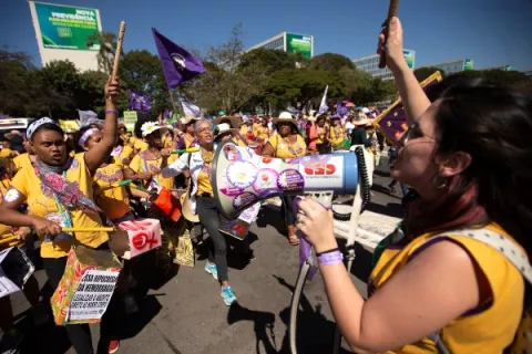 Miles de mujeres se toman Brasilia en la primera gran protesta contra Jair Bolsonaro