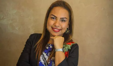 Mujeres que comparten testimonios