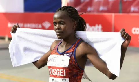 Así reaccionó Brigid Kosgei después de mejorar el recórd mundial en maratón