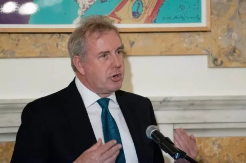 Dimite el embajador británico en EE.UU. luego de polémicos comentarios
