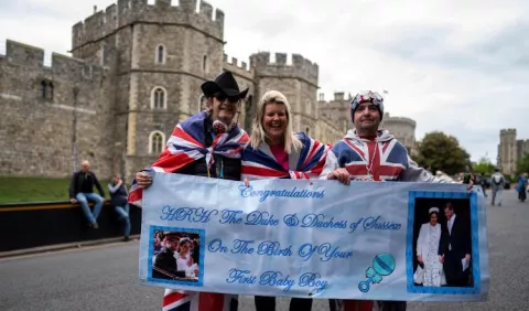 Británicos celebran nacimiento real
