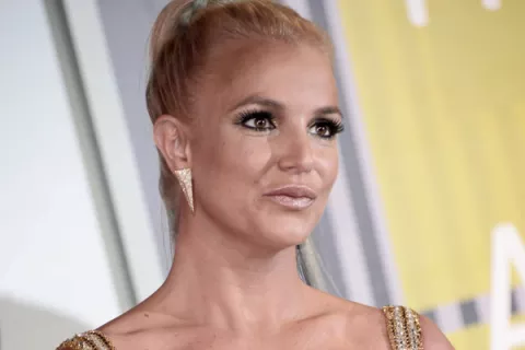 Debe estar lejos de Britney 