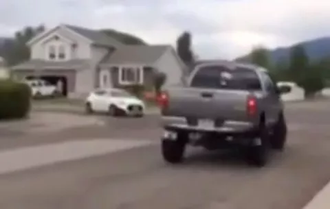 VIDEO Increíble: camioneta ayuda a policía en persecución