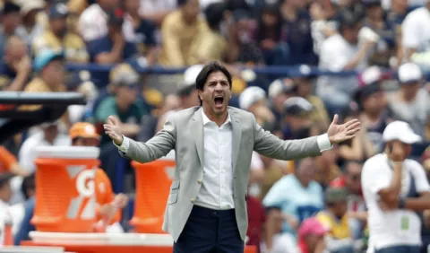Bochorno en el fútbol mexicano, técnico de Pumas se agarra a golpes con un fanático