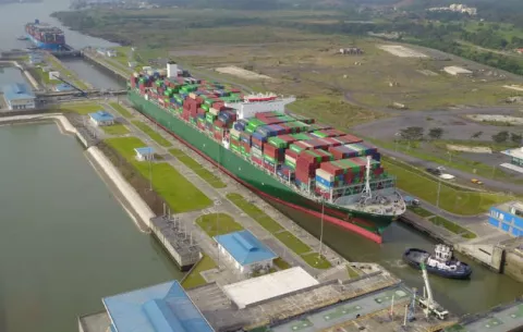 Canal de Panamá alcanza nuevo récord con el tránsito del primer portacontenedores de 20 filas 
