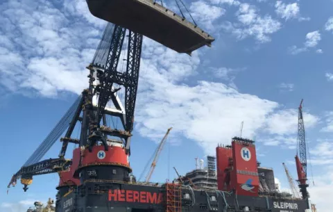 El  buque grúa semisumergible más grande del mundo es registrado en Panamá