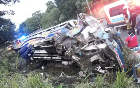 Bus repleto de pasajeros de la ruta Nuevo Emperador de Arraiján se vuelca en Avenida de Los Mártires