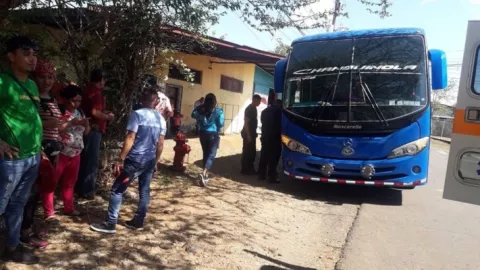 Joven trae al mundo a su pequeña en un bus de la ruta Changuinola-David