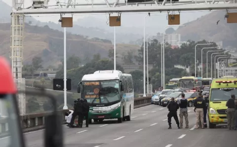 Un hombre mantiene rehenes y amenaza con incendiar un autobús en Brasil