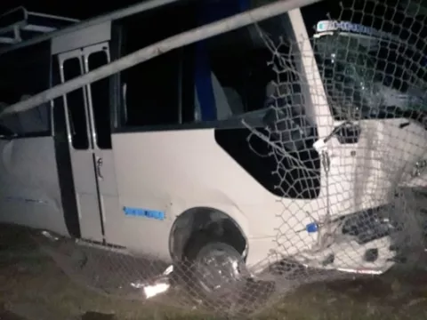 Bus Changuinola- David choca contra la represa de Fortuna, dejando tres heridos