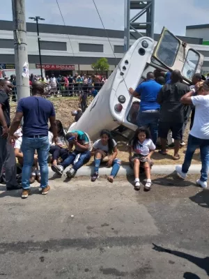 Un muerto y cerca de treinta heridos deja accidente de un autobús en Cativá, Colón