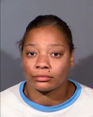 ¡Imperdonable! Mujer tira de un bus a un anciano en Las Vegas, la policía busca testigos