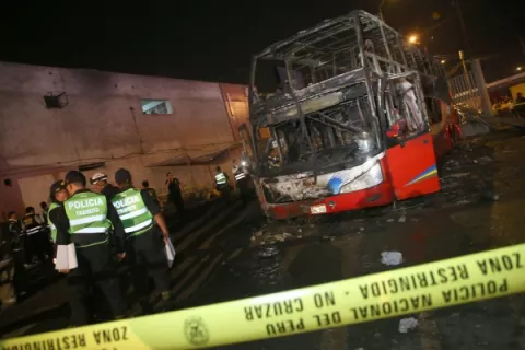 Tragedia: Incendio en un autobús en Lima deja  unos 16 muertos y siete heridos