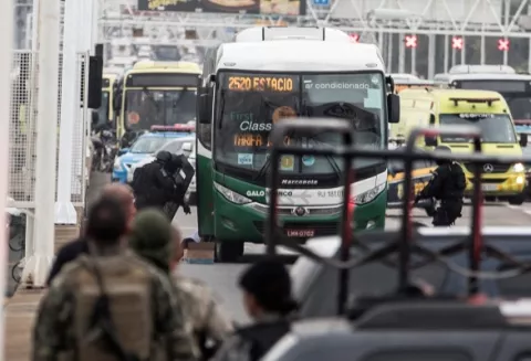 Francotirador abate al secuestrador y libera a los rehenes del autobús en Río de Janeiro