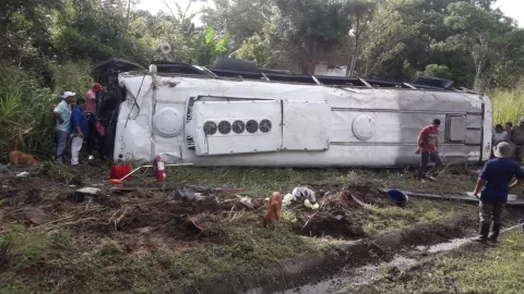 Bus de la ruta Darién-Panamá se vuelca  dejando un muerto y 15 heridos