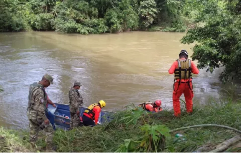 Cabeza de agua arrastra a tres niños y una docente en la comarca Ngäbe-Buglé