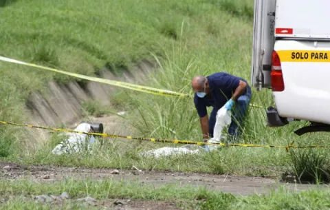 ADN en un guante de látex delata a mujer que mató a su esposo para vender su auto