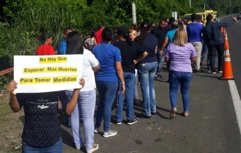 Llanto y mucho dolor durante la cadena humana por el accidente de tránsito en Las Cumbres