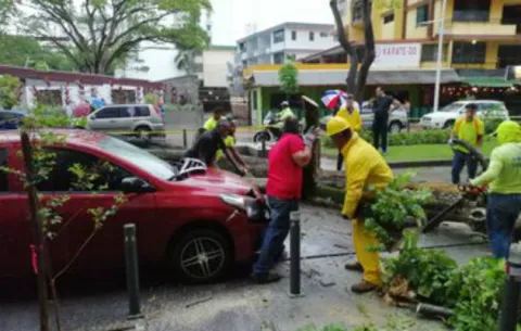 Panameños sufren embate de ondas tropicales, Sinaproc pide respetar alertas