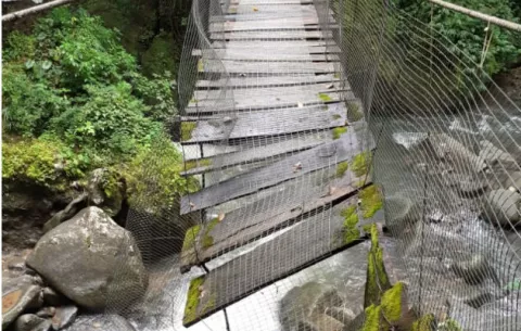 Cinco personas heridas y con fracturas al caerse puente en Altos del María