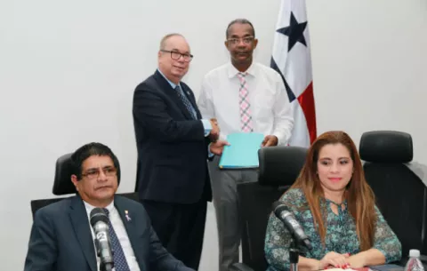 Enrique Lau Cortés presenta propuesta para elevar la CSS a rango constitucional