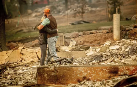 Donald Trump recorre las zonas afectas por el fuego en el norte de California