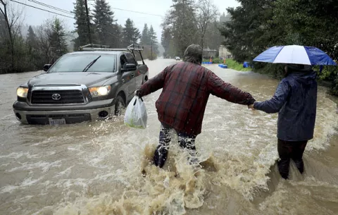 Fuertes lluvias dejan casas inundadas y miles de evacuados en California