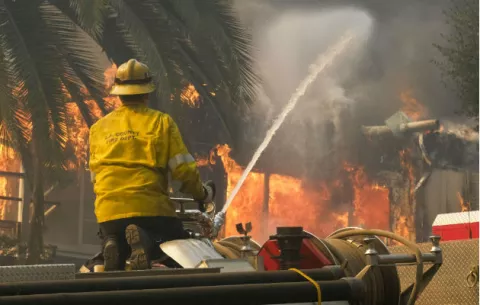 Varios muertos y 150,000 evacuados en nueva oleada de incendios en California