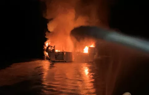 Barco en llamas cerca de la costa californiana se hundió en medio del incendio
