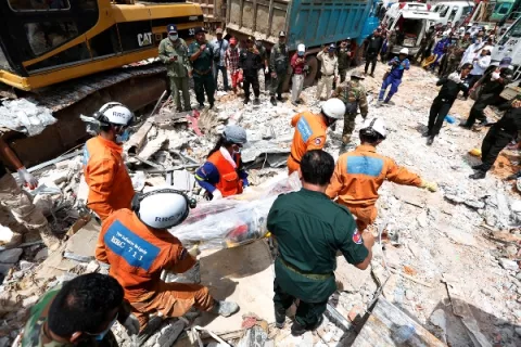 Encuentran dos sobrevivientes en edificio colapsado en Camboya, van 28 muertos