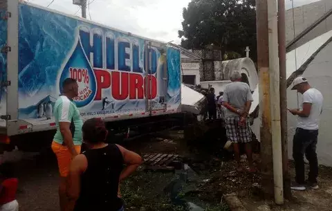 ¡Quedó frío! Conductor de camión de una hielería choca contra tumba del expresidente Remón Cantera