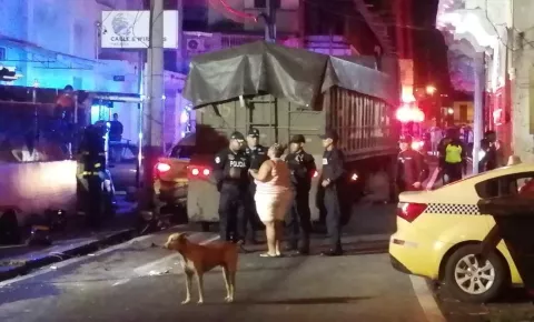 Un muerto y varios heridos deja colisión de un camión articulado con más de 35 autos en El Chorrillo